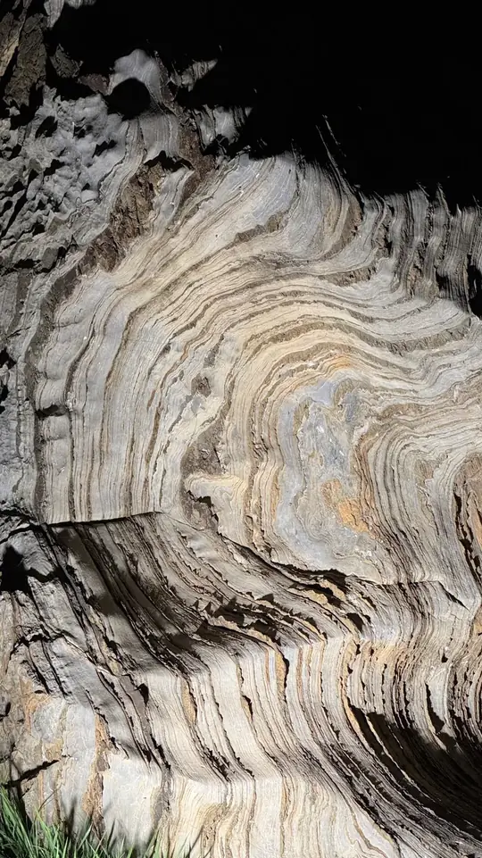 Detalhe das camadas de uma rocha sedimentar iluminada à noite